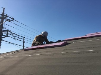 屋根施工中