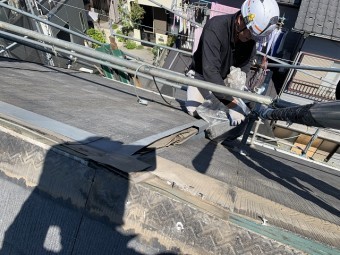 所沢市和ケ原 屋根カバー、天窓撤去、外壁塗装工事 屋根カバー工事 棟板金撤去作業