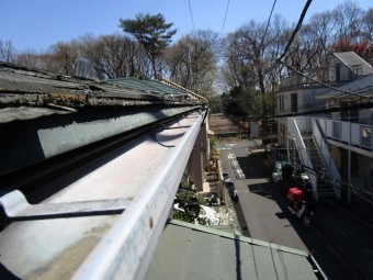 所沢市若狭 屋根葺き替え・カバー工事 現場調査 スレート屋根 雨樋の汚れ、劣化