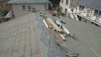所沢市若狭 屋根葺き替え工事 既存スレート屋根 棟板金取り外し