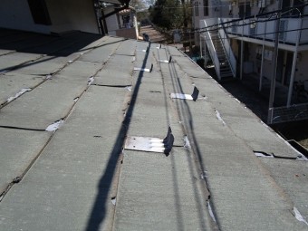 所沢市若狭 屋根葺き替え・カバー工事 現場調査 スレート屋根 大屋根の破損、ひび割れ、剥がれ