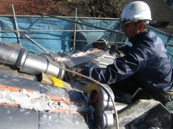 入間市宮寺 和型の瓦屋根から新東「極」へ瓦葺き替え工事 棟取り職人