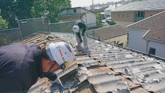 所沢市北中 セキスイかわらU屋根 葺き替え工事 劣化した屋根材剥がし作業