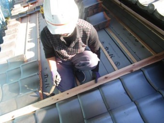 和型瓦屋根葺き替え 葺き作業