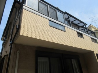 所沢市 東所沢 現地調査 外壁の苔汚れ スレート屋根の破損を確認