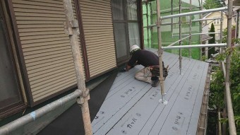所沢市若狭 屋根葺き替え・カバー工事 下屋根 防水ルーフィングシート施工