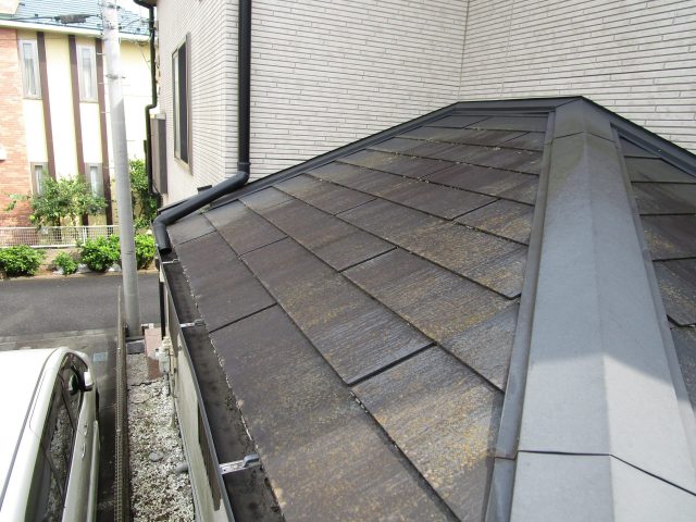 狭山市 外壁目地コーキングに隙間 スレート屋根の色あせと苔が広がる築14年のお宅を補修と塗り替えリフォーム 所沢 入間 狭山市で屋根 工事や雨漏り修繕なら街の屋根やさん所沢店