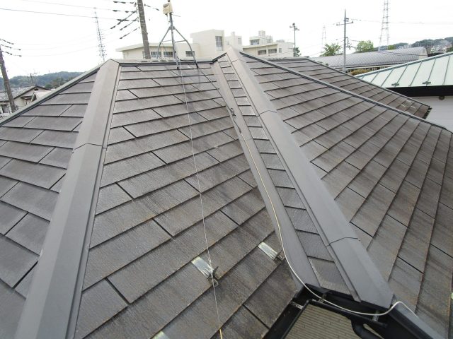 狭山市 外壁目地コーキングに隙間 スレート屋根の色あせと苔が広がる築14年のお宅を補修と塗り替えリフォーム 所沢 入間 狭山市で屋根 工事や雨漏り修繕なら街の屋根やさん所沢店