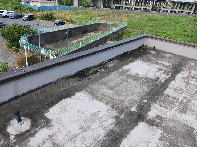 劣化した屋上防水全景