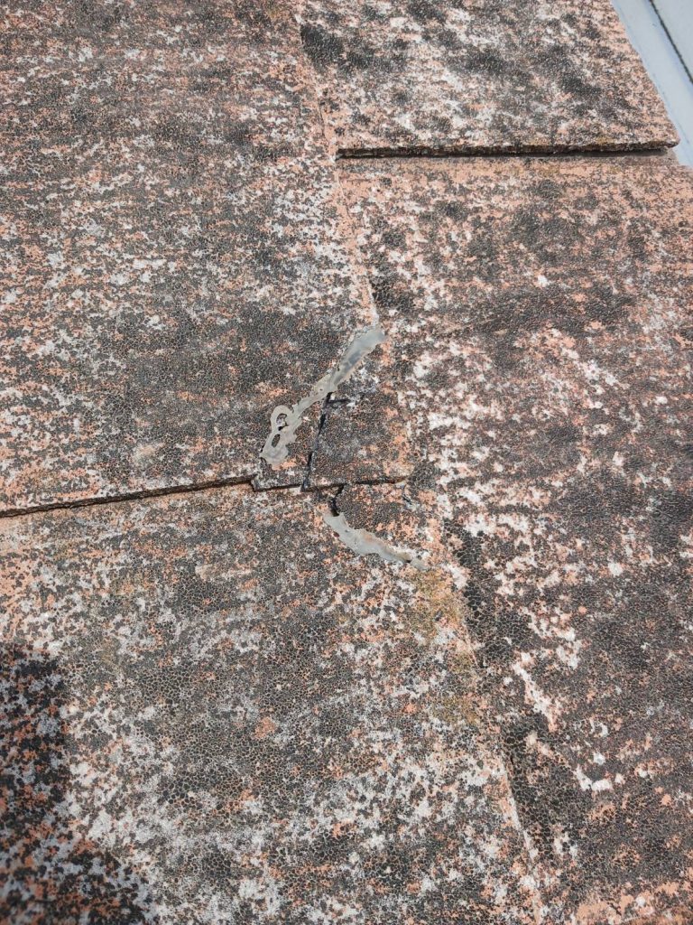 補修跡と瓦のひび