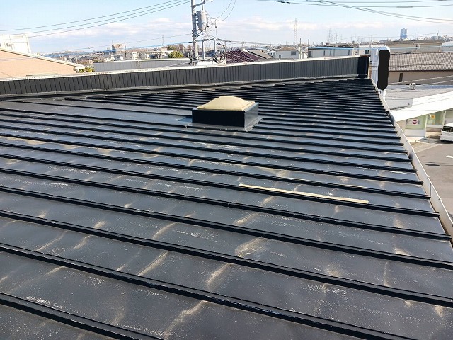 所沢市で工場の瓦棒屋根材を調査、色あせや残置資材、トップライト周りの状態を確認して塗装工事を検討