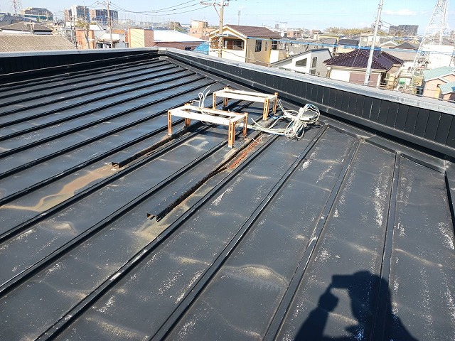 設備架台が残る屋根面