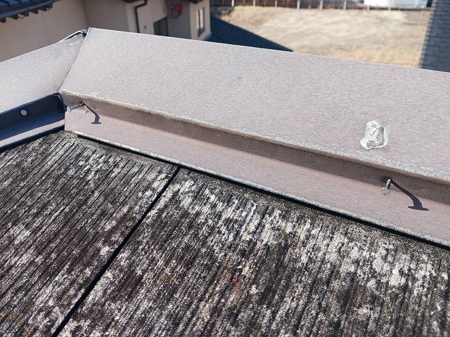 棟板金の釘浮き
