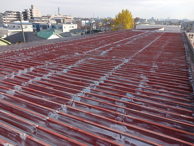 所沢市で太陽光設置前に確認した社屋折板屋根の塗膜剥がれと表面劣化、再メンテナンスが必要な現地調査