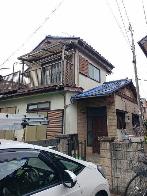 飯能市で太陽光パネル設置前に屋根点検、色あせと劣化した瓦屋根から葺き替えが必要と判断した現地調査