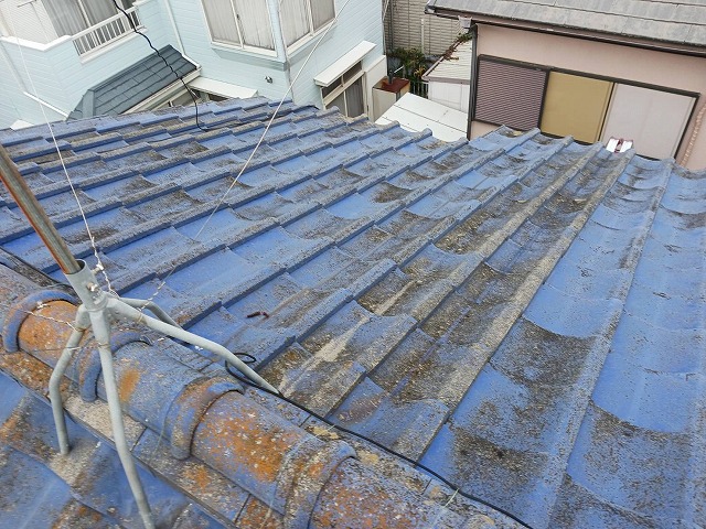 アンテナ付近の瓦屋根