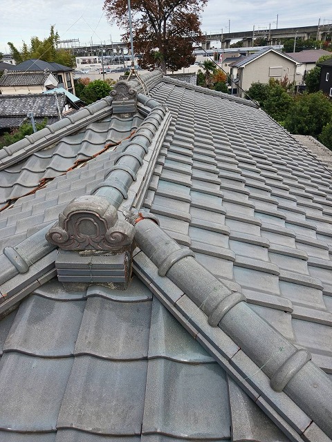 入間市で旧家の和瓦屋根を点検、平板瓦やのし瓦のズレと漆喰欠損、下地劣化を確認