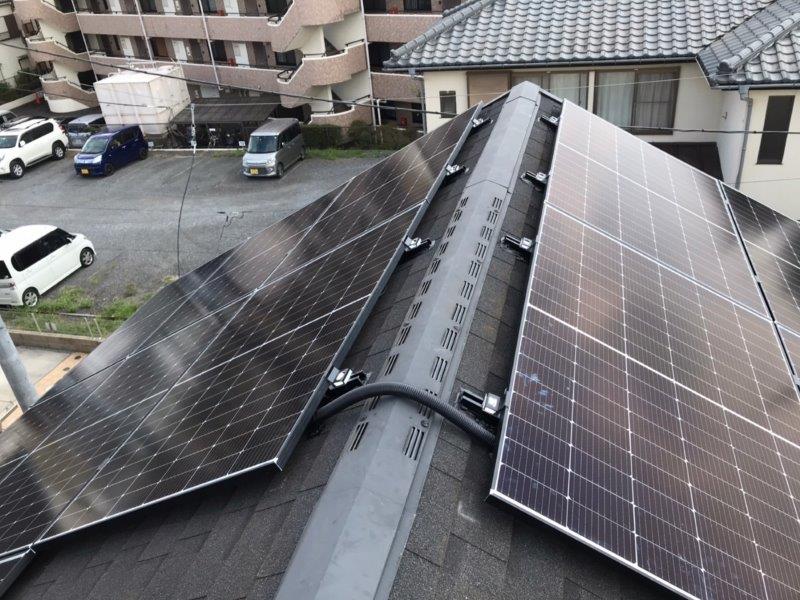 さいたま市のW様邸の築5年戸建住宅に太陽光＆蓄電池を設置致しました。屋根に穴を開けての施工な為、屋根工事会社に頼みたいとの事で相談がありました。