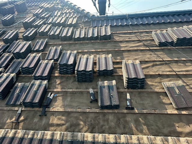 瓦と桟木の撤去作業