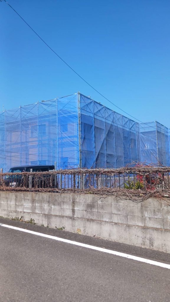 飯能市で屋根カバー工事前に太陽光パネルを撤去、ひび割れと欠けが進んだスレート屋根を確認