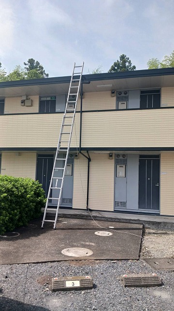 所沢市で雨樋清掃を実施、草が伸び落ち葉が詰まった樋内部をしっかり除去