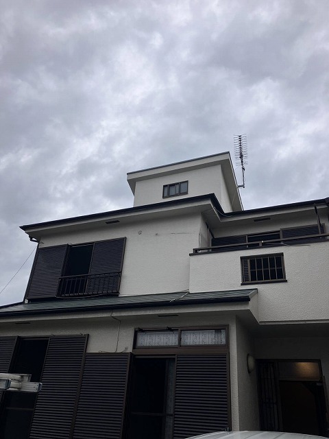 所沢市で屋根瓦の劣化状況を点検、ひび割れや浮いた釘が見られた屋根調査