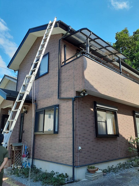 飯能市で太陽光パネル点検時に確認した屋根瓦の劣化と破損、苔の繁殖が進んだ屋根の危険な状態