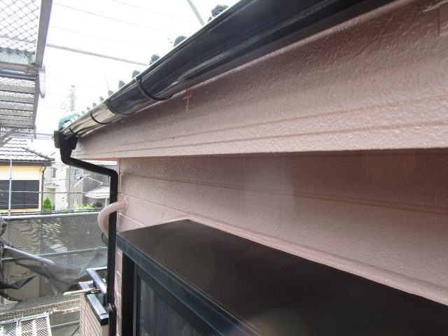 狭山市広瀬台　屋根・外壁塗装　付帯部　庇・雨樋塗装後