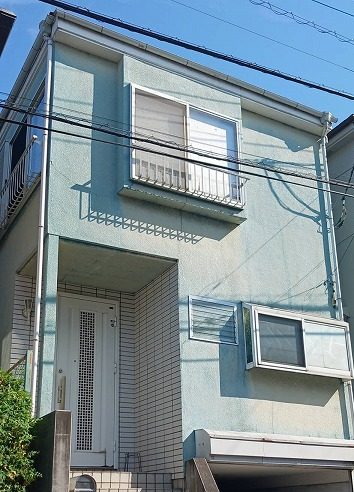 所沢市で築40年モルタル外壁に深いひび割れと剥離を確認しガルバリウム鋼板サイディングカバー工事をご提案