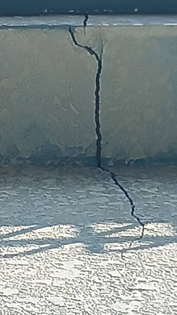 ベランダ立上りの亀裂