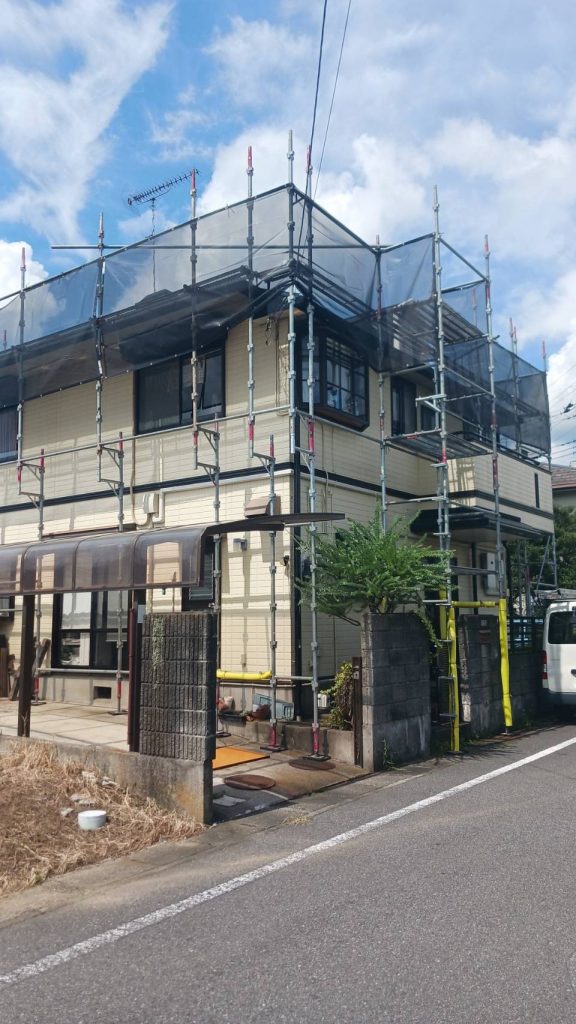 所沢市で屋根の谷板金に腐食穴を確認し塗装工事前にシーリングとアルミテープで簡易補修