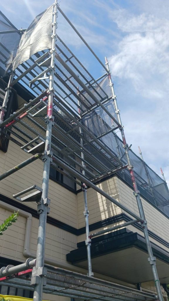 所沢市で屋根塗装前の洗浄作業を実施、苔が広がる太陽光パネル付き屋根を丁寧に確認