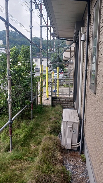 足場設置の建物側面通路
