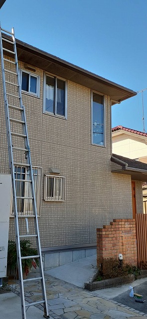 狭山市で太陽光定期点検中に確認したスレート瓦の撥水低下とひび割れ・棟板金釘浮きの劣化状況