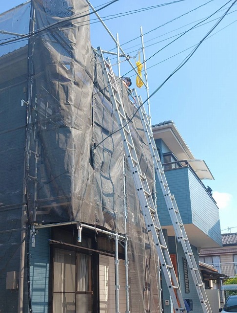 所沢市で使用していない太陽熱温水器を撤去、重量負担がかかる屋根面の状態を確認しました