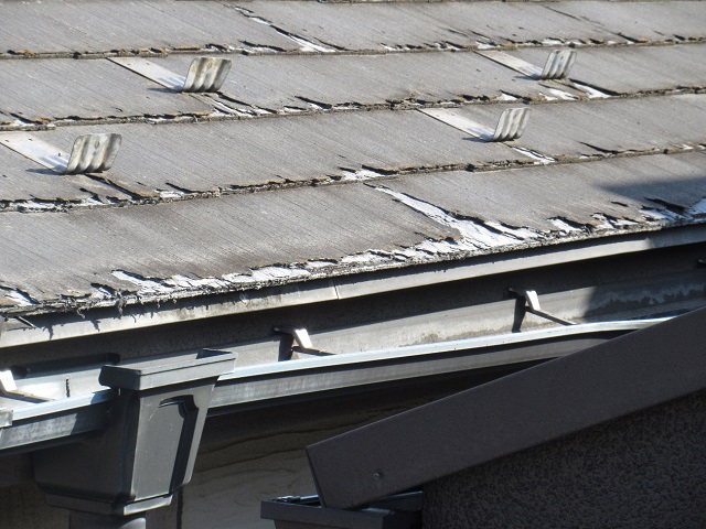 東京都　東村山市　屋根・外壁リフォーム　現地調査　スレート屋根のひび割れ確認3