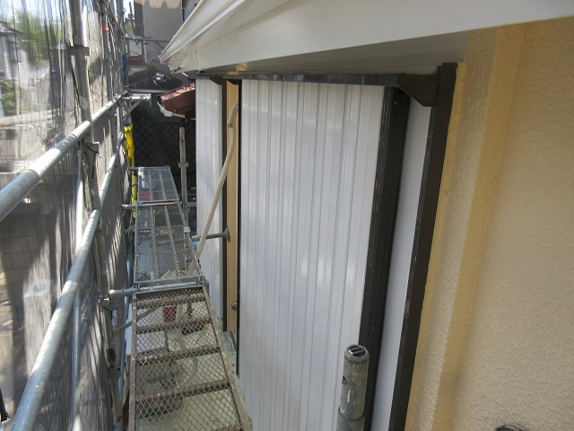 東京都東大和市　屋根葺き替え、外壁塗装工事　付帯部塗装　シャッター