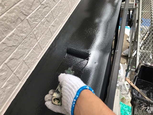 所沢市西新井　付帯部塗装　庇の塗装作業