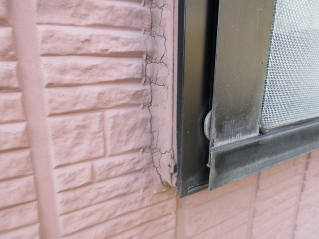 狭山市広瀬　外壁塗装工事　現地調査　サッシまわりひび割れ