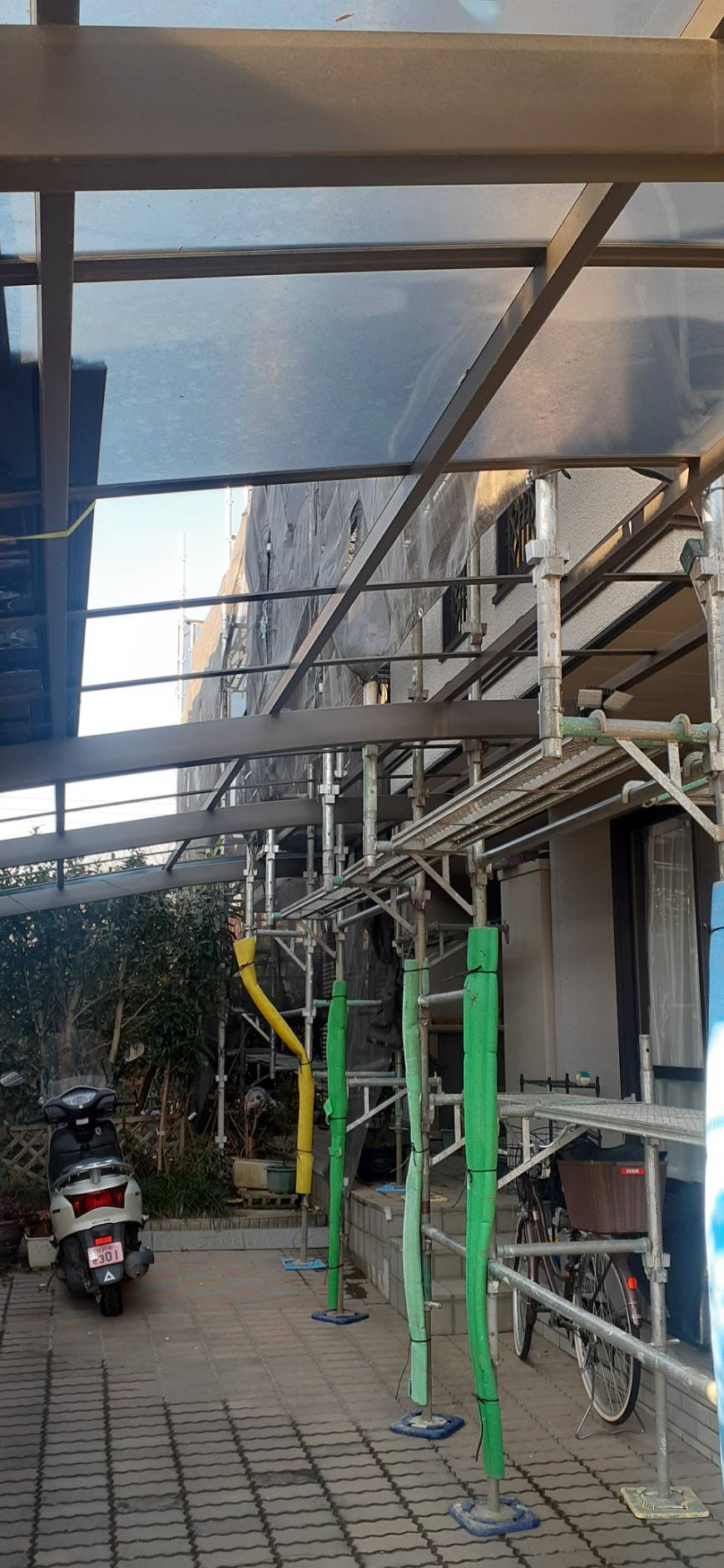 杉戸町にて、塗装工事が完了し足場の撤去後、カーポートのアクリル屋根板を戻してきました