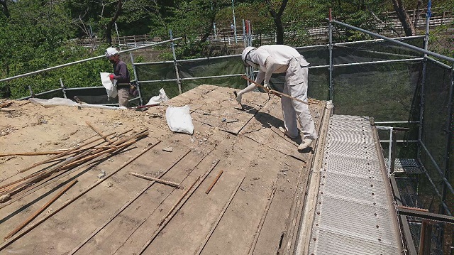 東京都東大和市　屋根葺き替え、外壁塗装工事　既存瓦屋根材剥がし２