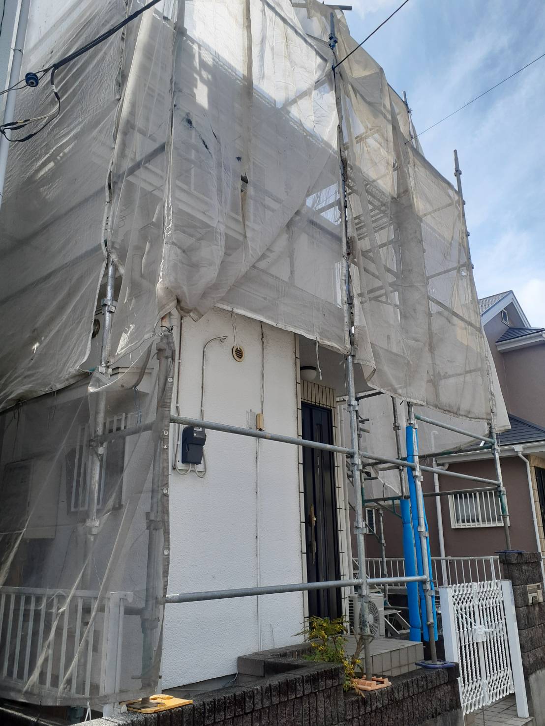 所沢市にて、棟板金の設置が完了し塗装作業に移ります！