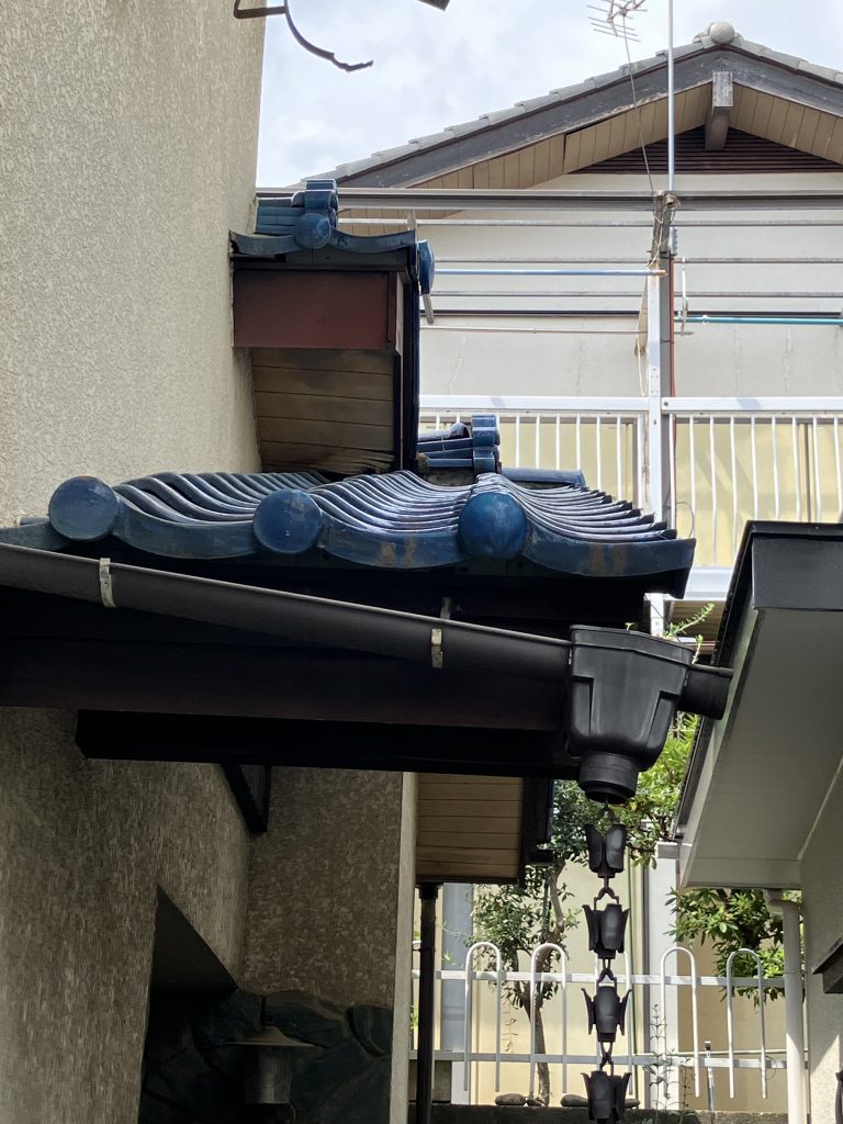 たわんだ軒樋金具