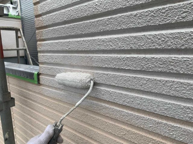 狭山市広瀬台　屋根・外壁塗装　微弾性フィラー　下塗り作業