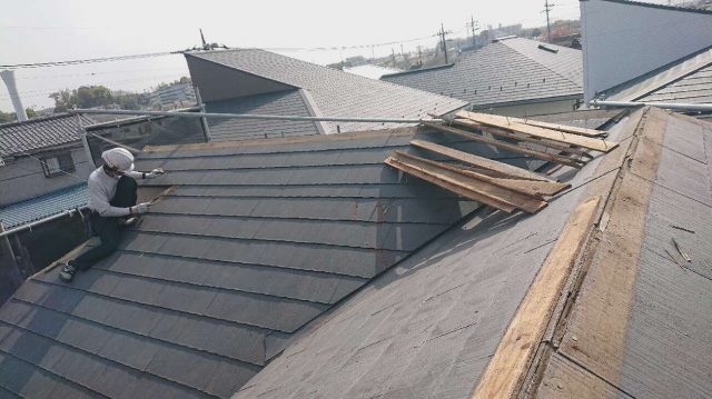 狭山市　傷んだスレート屋根にセネターでの屋根カバーを施工していきます。