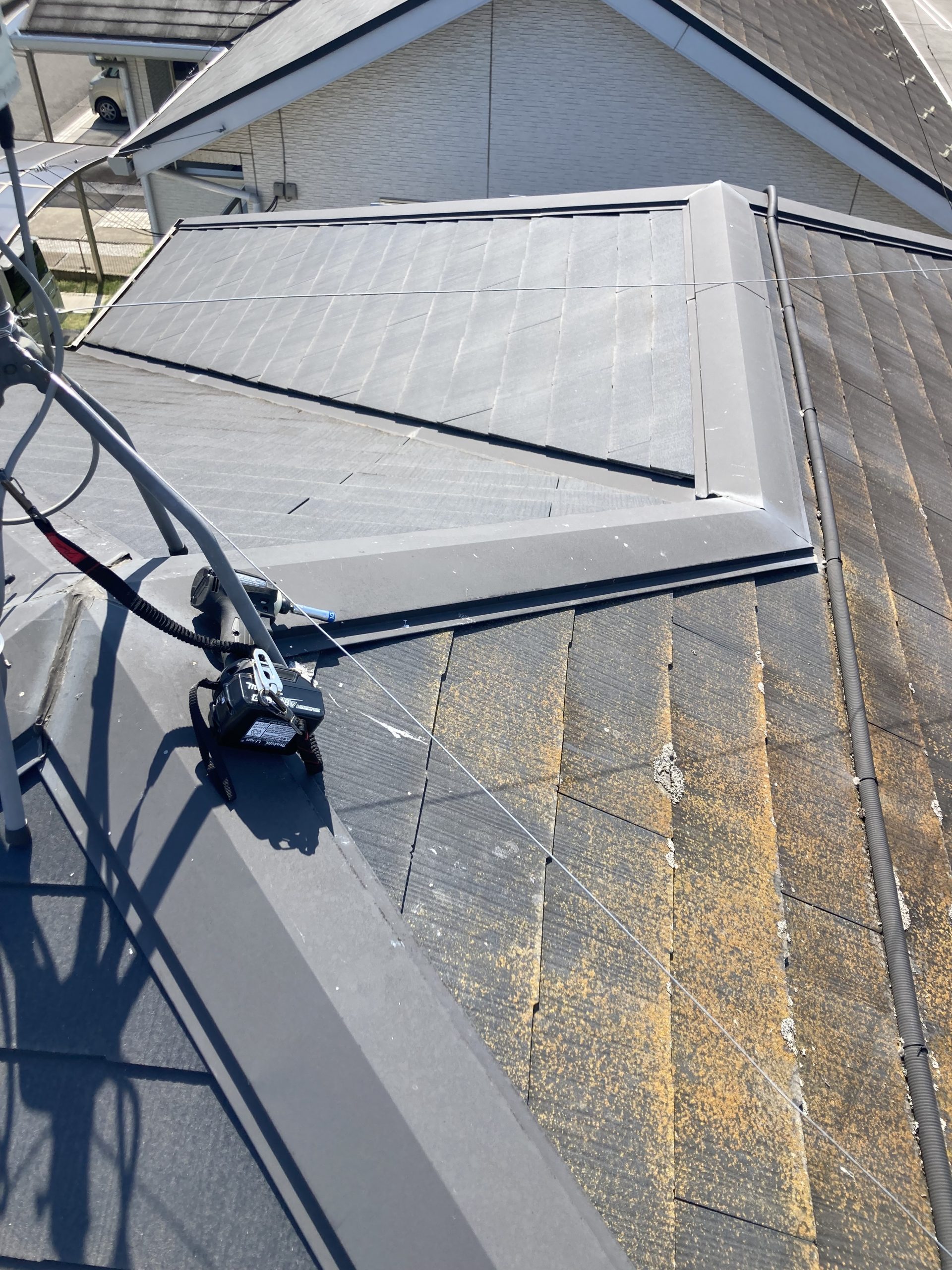 所沢市にて、太陽光設備の点検時に確認した屋根スレート材劣化