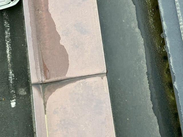 雨どいの板金から水が漏れている