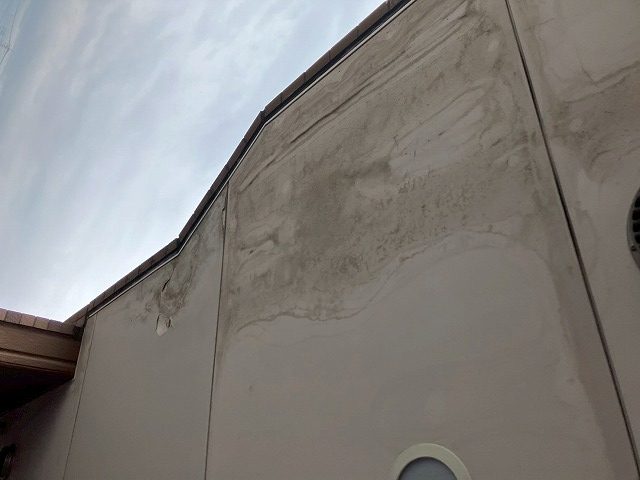 外壁の雨染みを発見