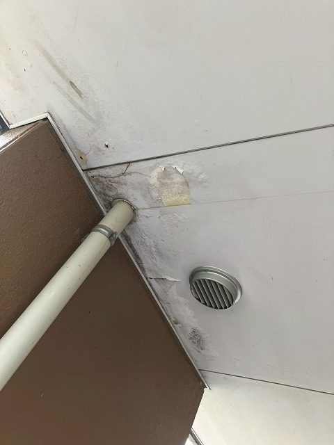 最上階の天井に雨染み