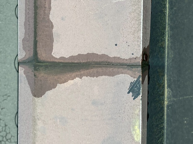 雨どいの継ぎ目から水漏れ